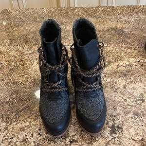 Brand new Sorel boots!! Very stylish!! Very comfortable just to high for me!